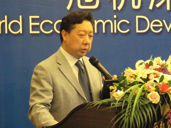 由复旦大学主办、韩国高等教育财团赞助的“上海论坛”2012年5月26日-28日在上海召开。图为350vip浦京集团官网教授张礼卿演讲。